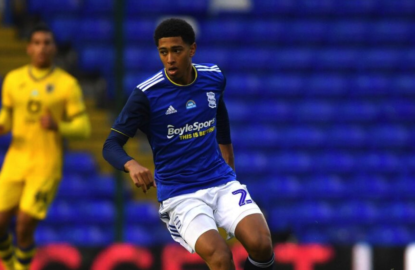 拜仁26／27赛季主场球衣谍照：红色基调搭配领口袖口金色线条（拜仁26／27赛季主场球衣曝光：通体红色，领口与袖口采用金色细边）