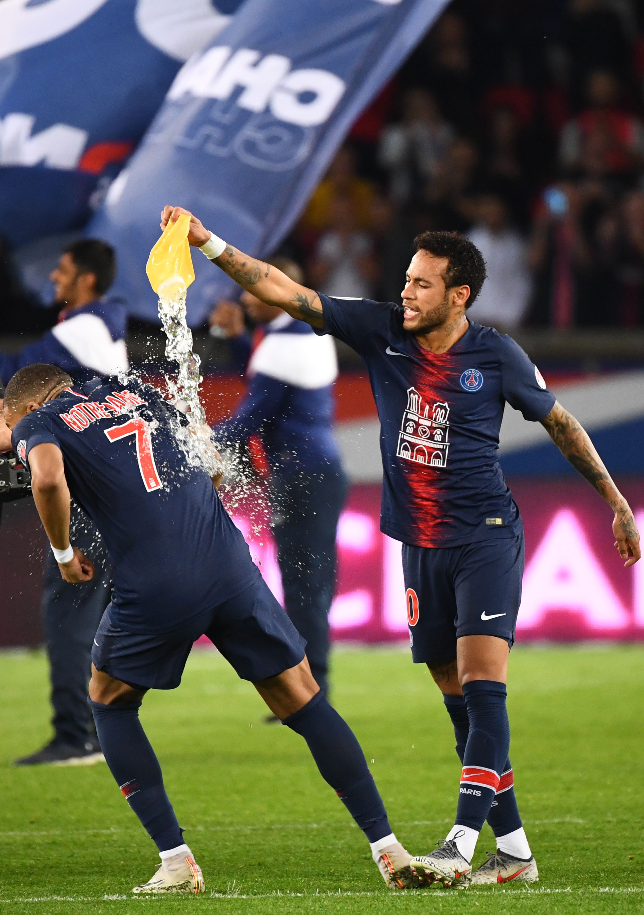 詹姆斯5中0一分未得，里夫斯扛起进攻大旗，首节湖人领先（詹姆斯5投0中零分，里夫斯挑大梁，湖人首节领先）