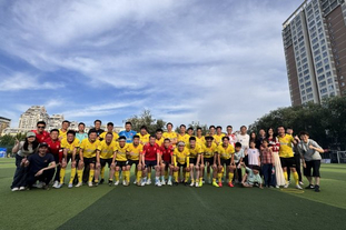 科曼称赞阿尔克马尔19岁中场斯密特：他身上的特质像佩德里（科曼：阿尔克马尔19岁中场斯密特的特质让我想起佩德里）