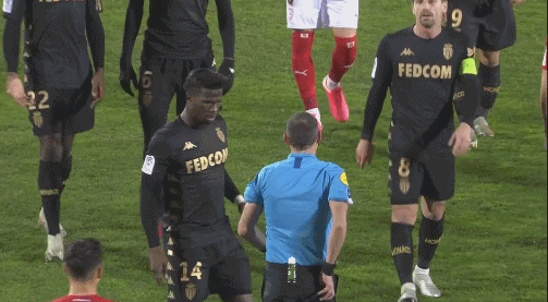 多特4-0十人黄潜，吉拉西双响，阿德耶米、斯文松建功，法比奥-席尔瓦失点（多特4-0完胜十人黄潜：吉拉西梅开二度，阿德耶米和斯文松破门，法比奥-席尔瓦点球失手）