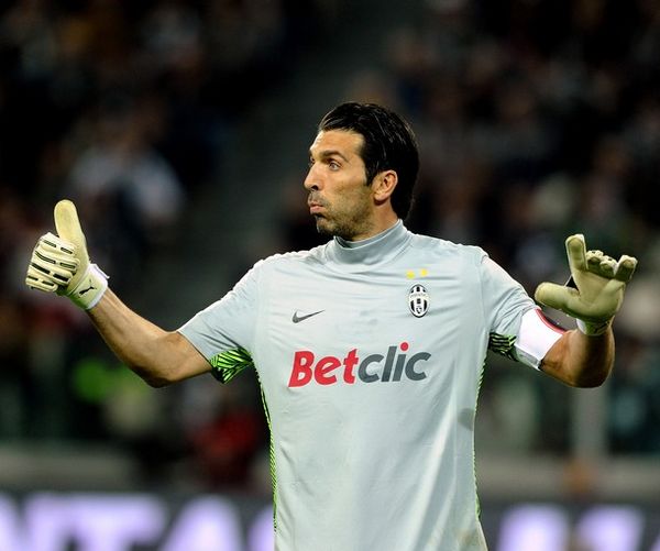 大混战！德比赛后，桑德兰与纽卡球迷在一酒吧群殴，桌椅乱飞（德比余波失控：桑德兰与纽卡球迷酒吧爆发群殴，桌椅满天飞）