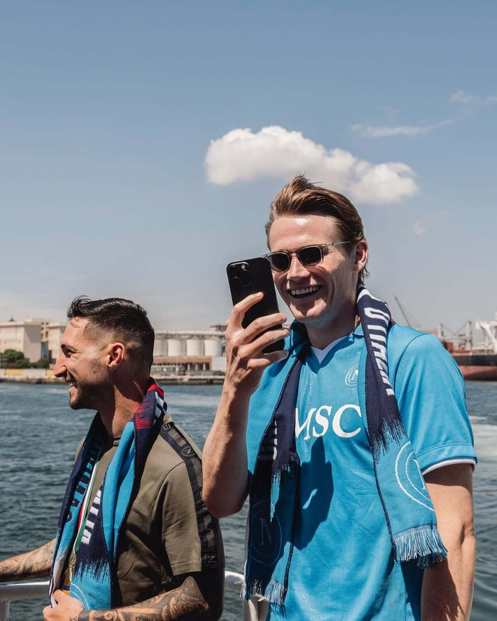 媒体人：跨年制度是迟早要考虑的，跨了才能真正融入世界体系（媒体人：跨年赛制势在必行，迈过去方能融入全球体系）