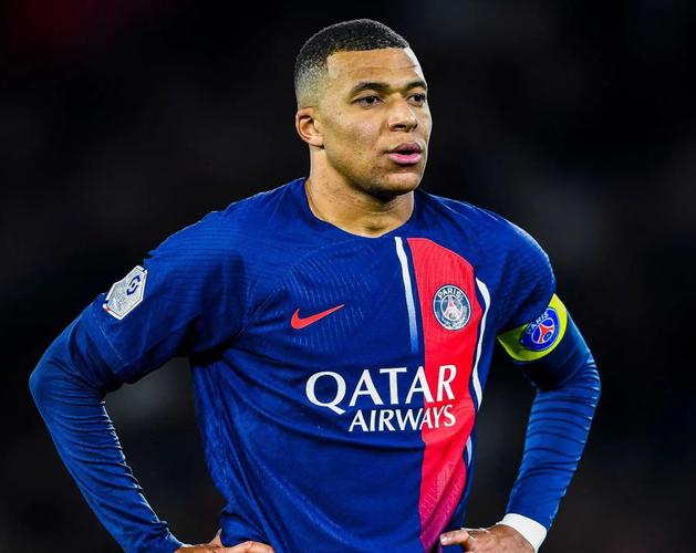 白衣下边是红衣，香港行期间一阿森纳球迷卧底在热刺球迷看台（白衣藏红衫：阿森纳球迷香港行混入热刺看台）