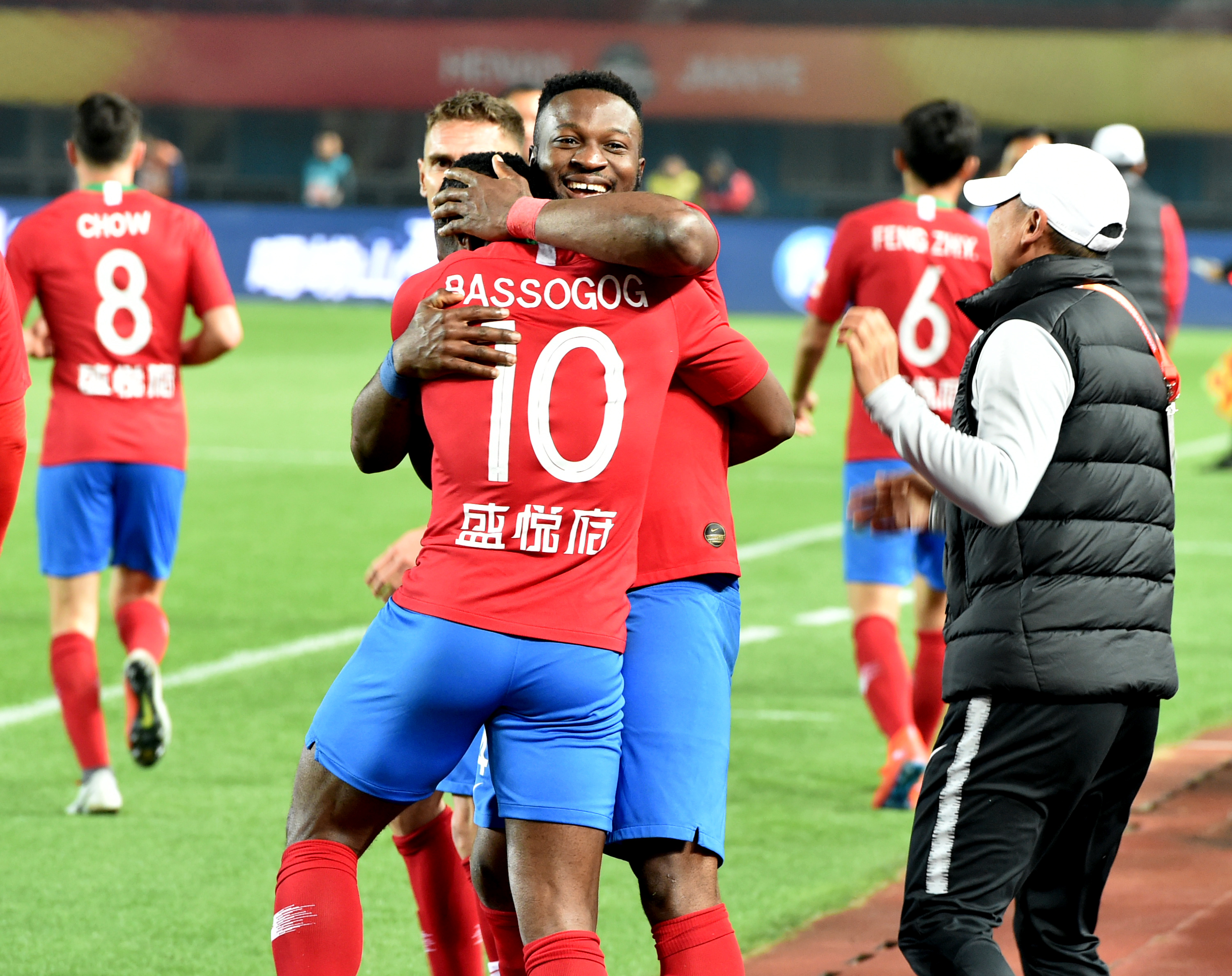 湖人詹姆斯关键封盖锁定胜局（詹姆斯关键封盖助湖人锁定胜利）